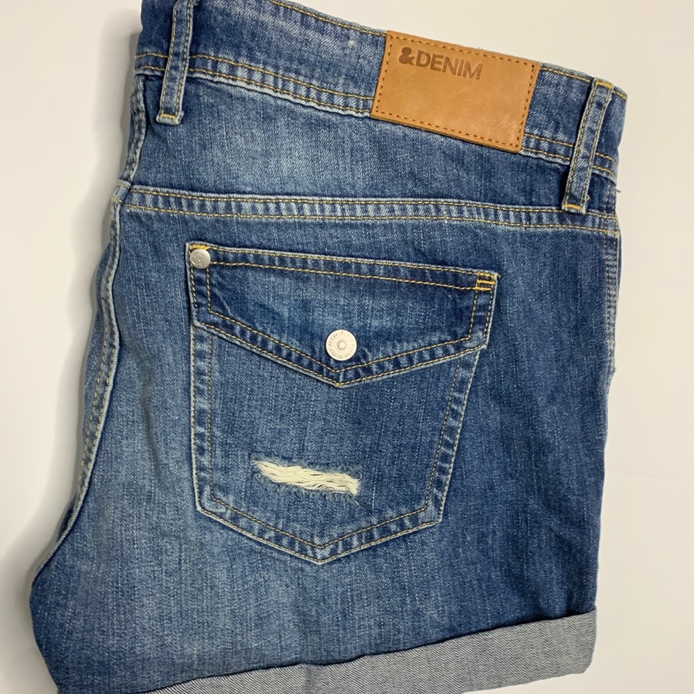 H&M women’s distressed cuffed denim shorts sz.8 - Picture 2 of 11